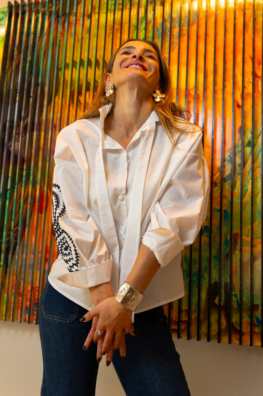 Camisa algodão com bordado preto