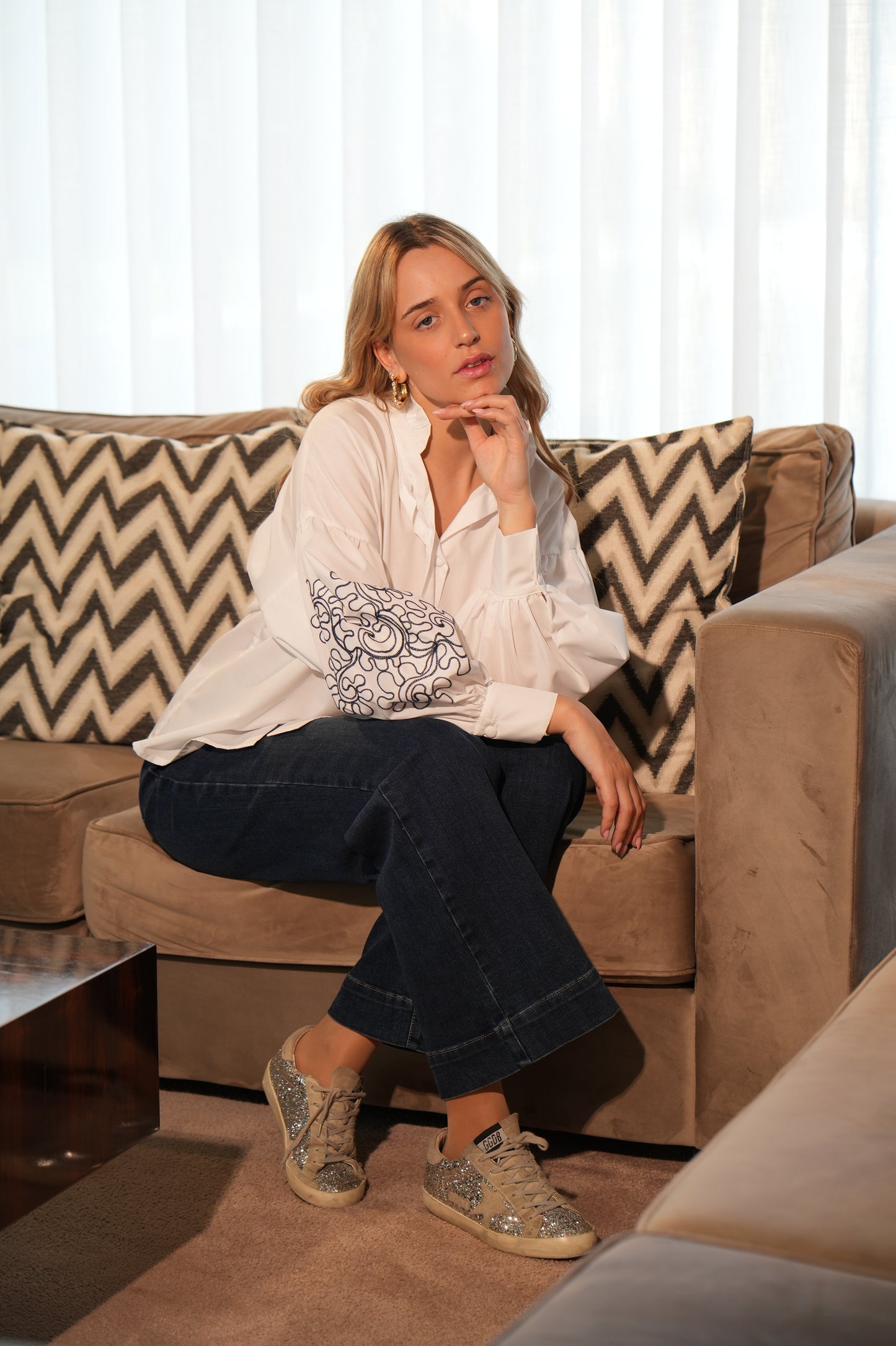 Camisa algodão com bordado azul