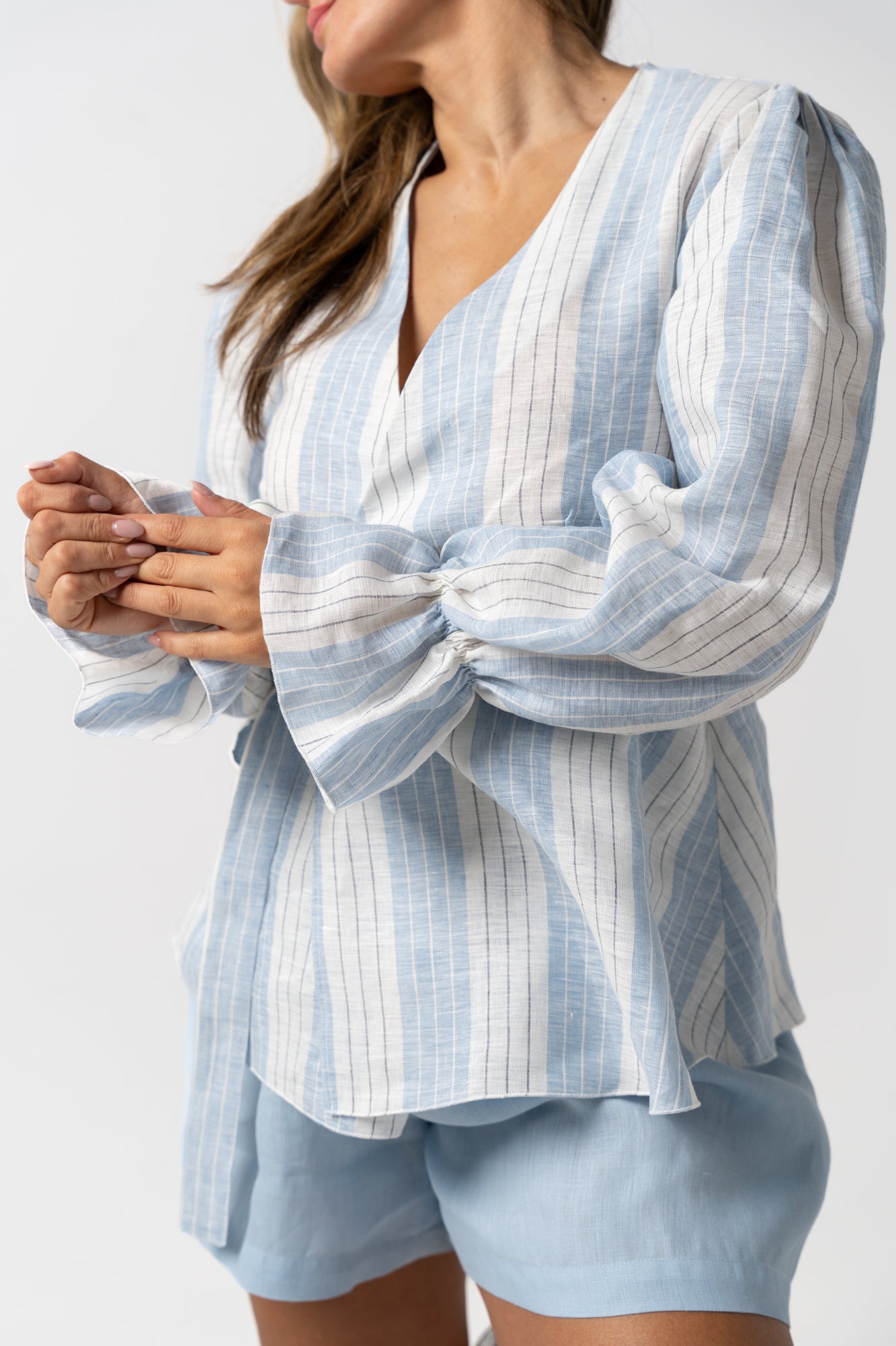 Camisa de linho trespasse listrada azul bebé