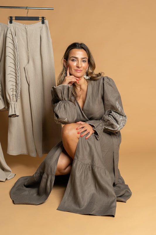 Vestido mocha mousse com bordado português