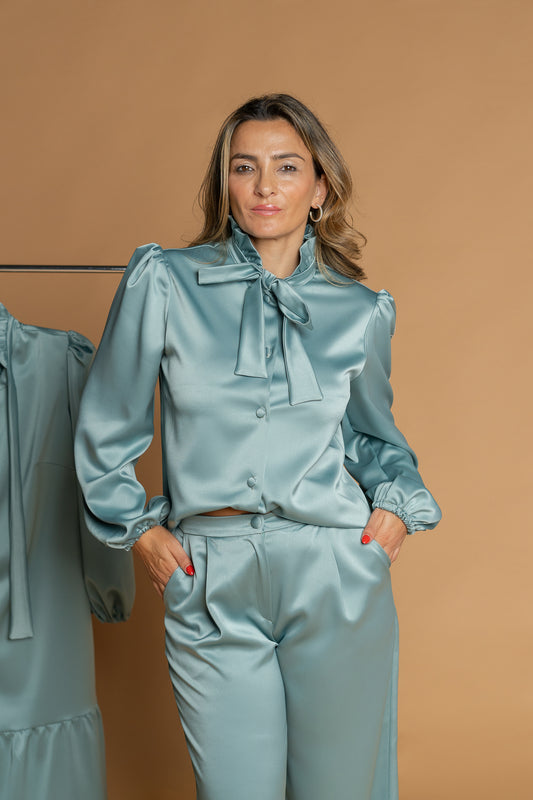 Blusa acetinada com bordado português