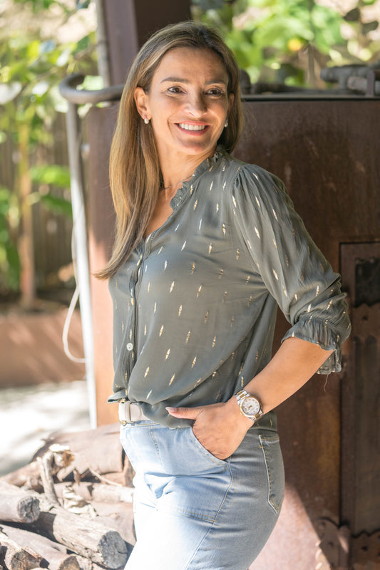 Blusa Aline com efeitos brilhantes com botões