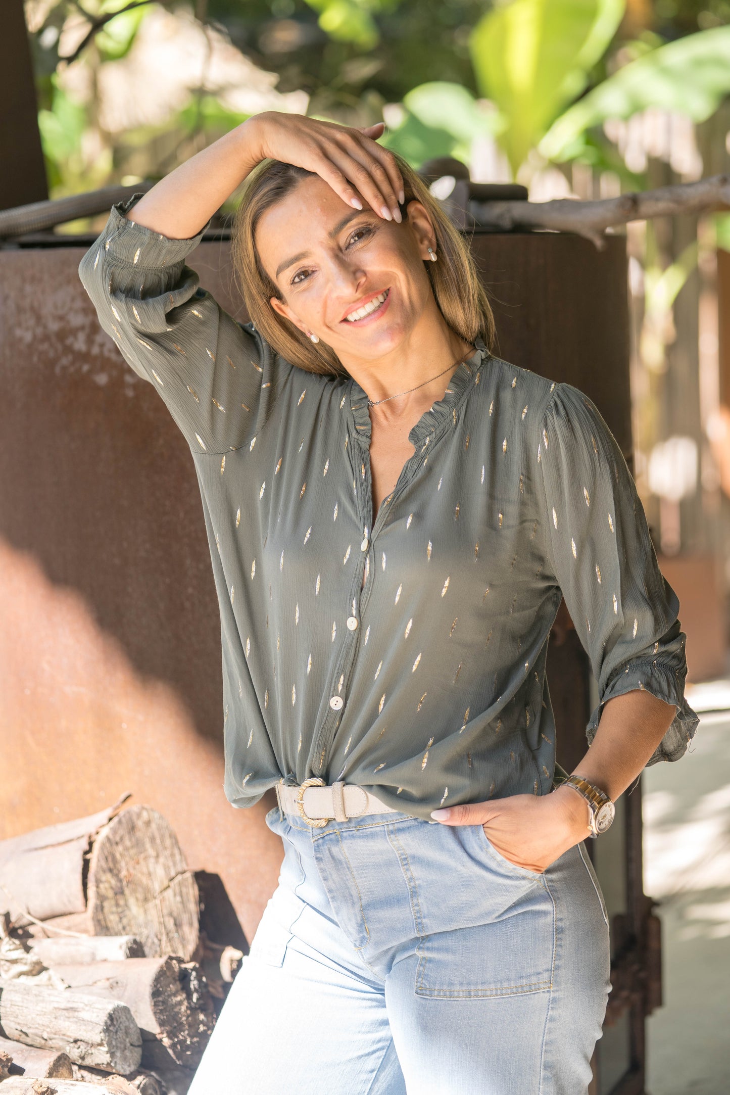 Blusa Aline com efeitos brilhantes com botões