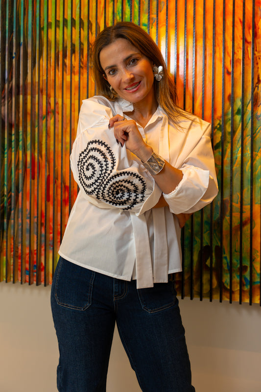 Camisa algodão com bordado preto