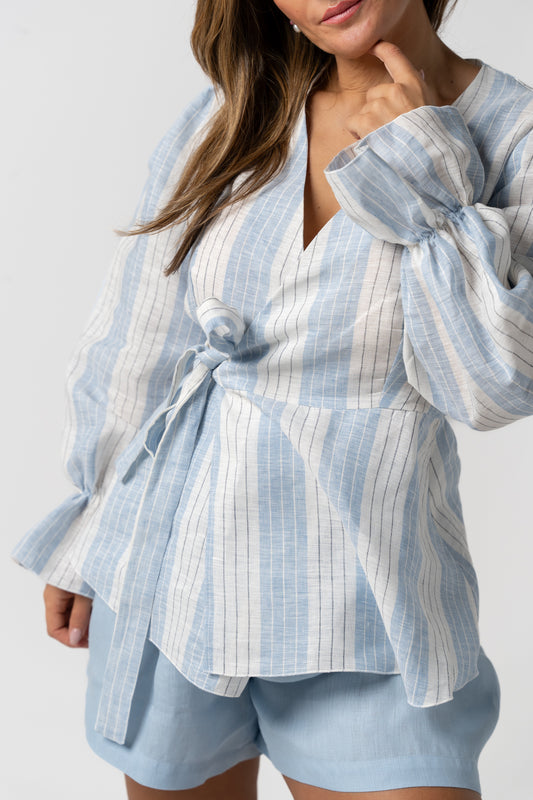 Camisa de linho trespasse listrada azul bebé