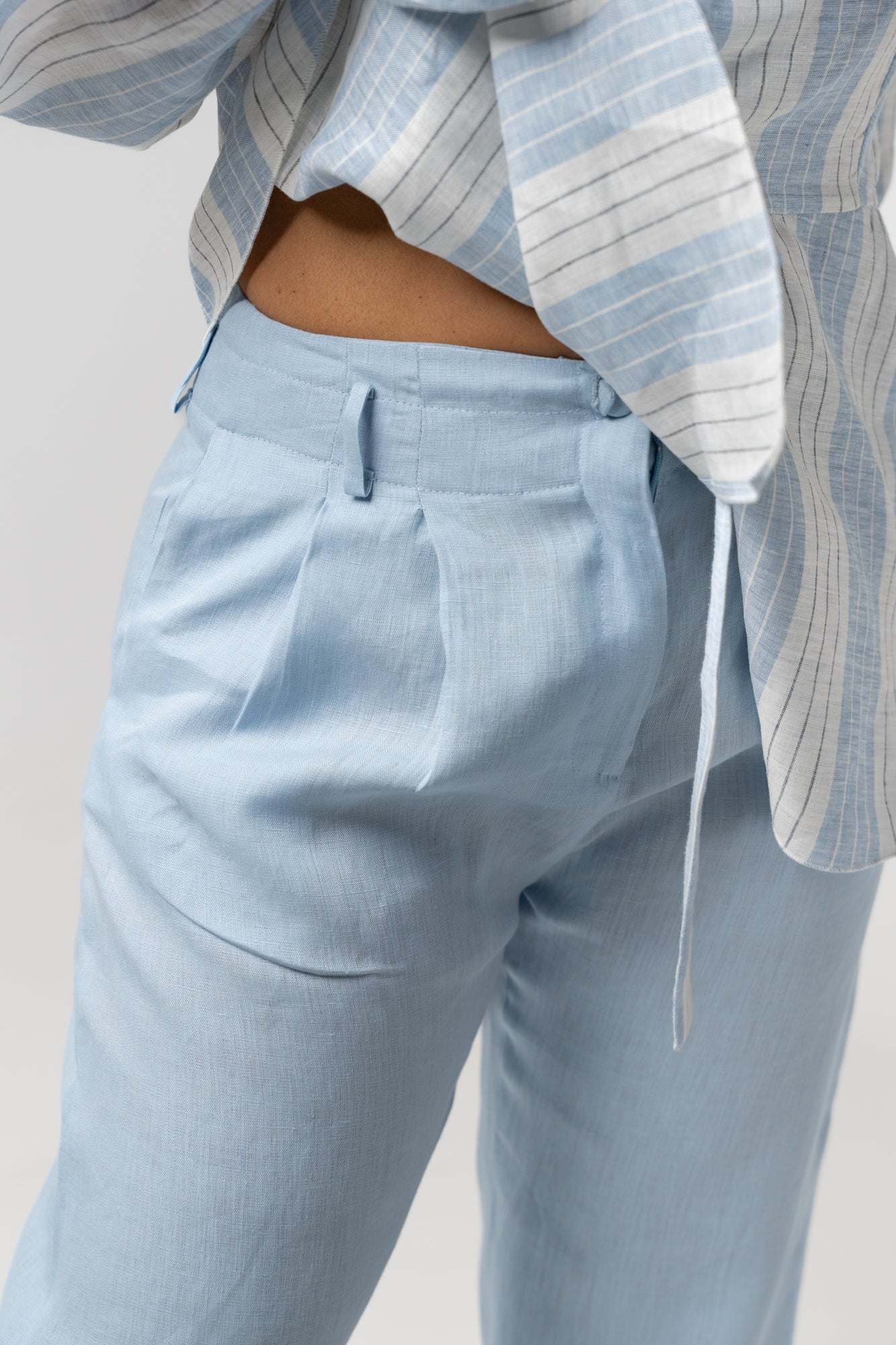 Calça pantalona azul bebé