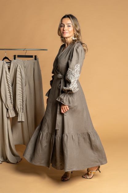 Vestido mocha mousse com bordado português