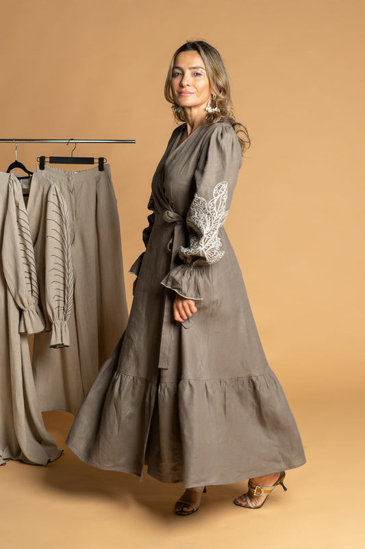 Vestido mocha mousse com bordado português