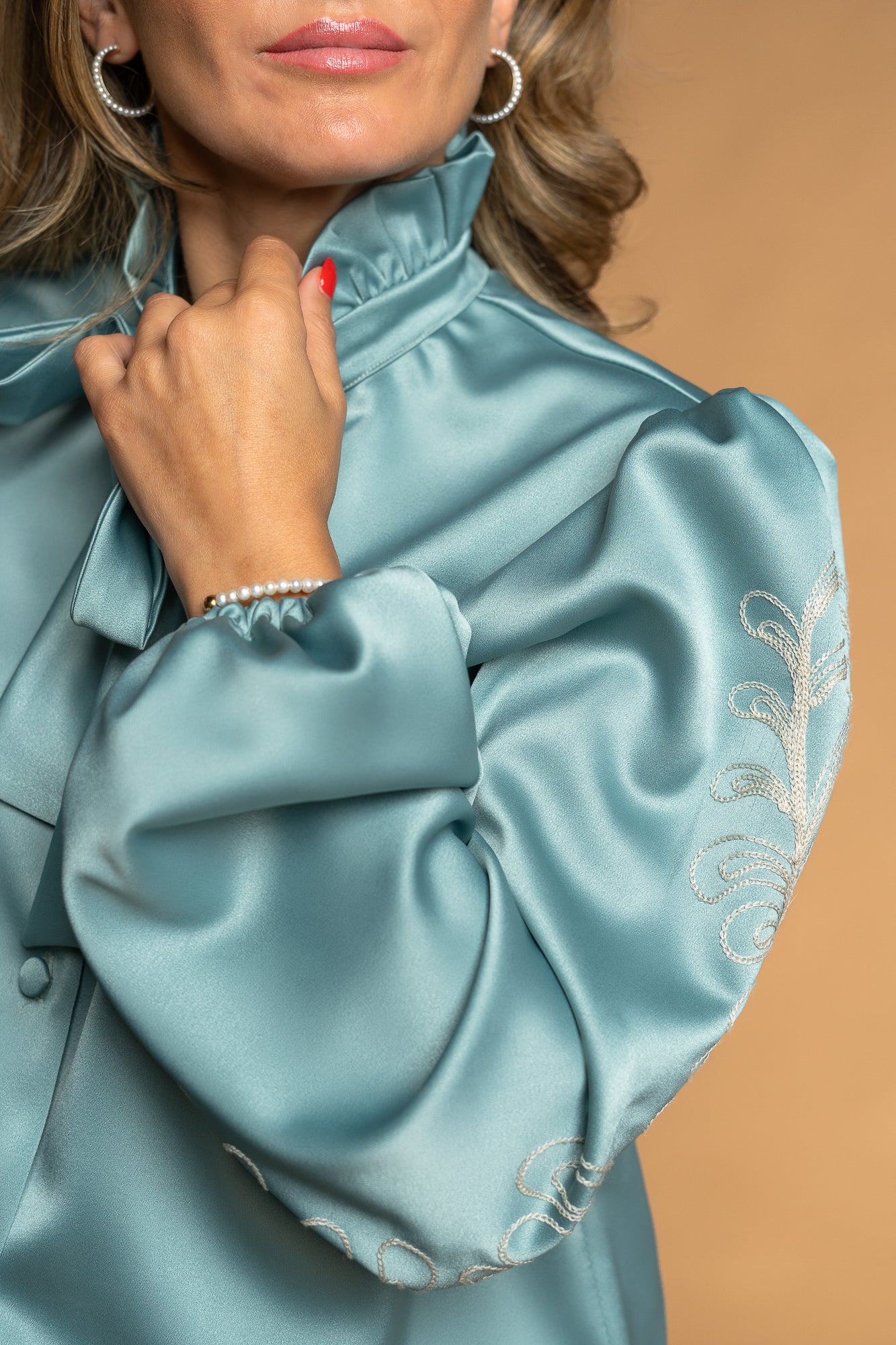 Blusa acetinada com bordado português