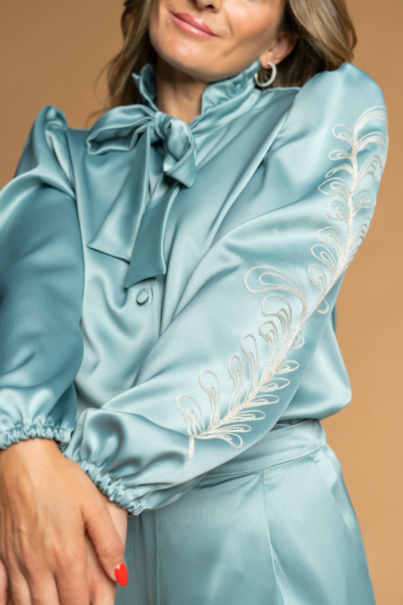 Blusa acetinada com bordado português