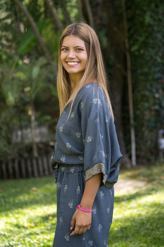 Blusa Catherine com efeitos brilhantes com botões